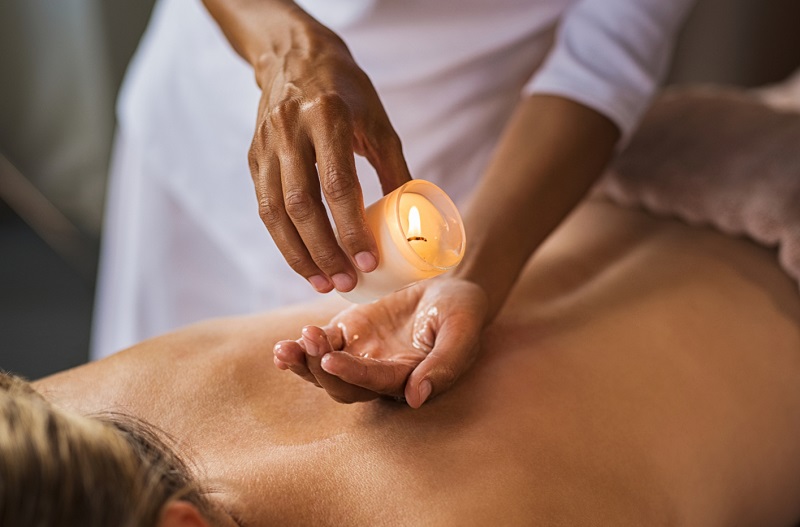 Masaje con vela caliente
