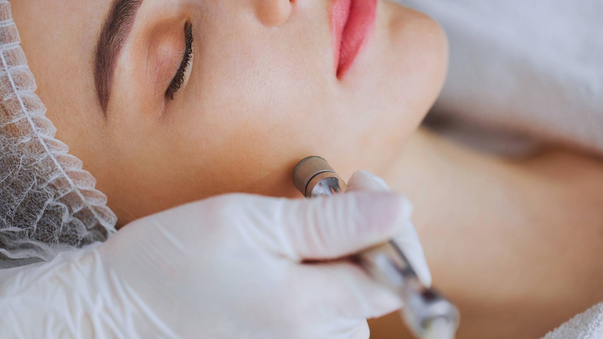 Por qué huimos de los protocolos estándar en medicina estética - Dermayud